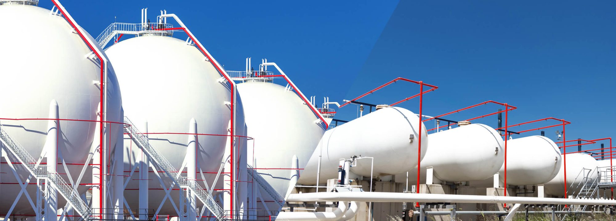 Хранение сжиженного газа — сферы под голубым небом